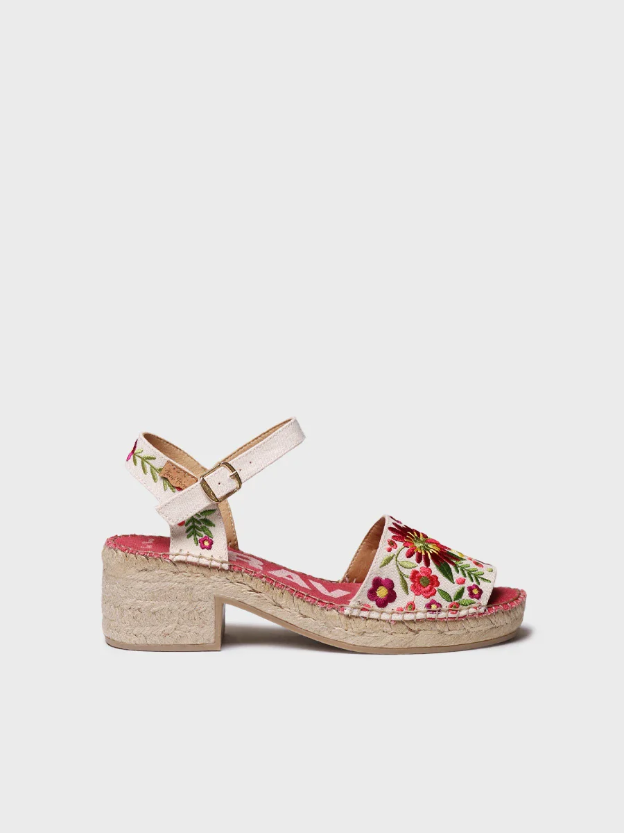 Alpargata de mujer con tacón bajo y bordado floral | TAMARIU - Image 2