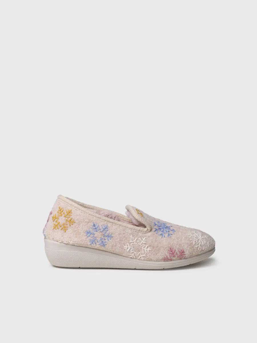 Zapatillas de casa de mujer con detalles bordados | CARME-CP