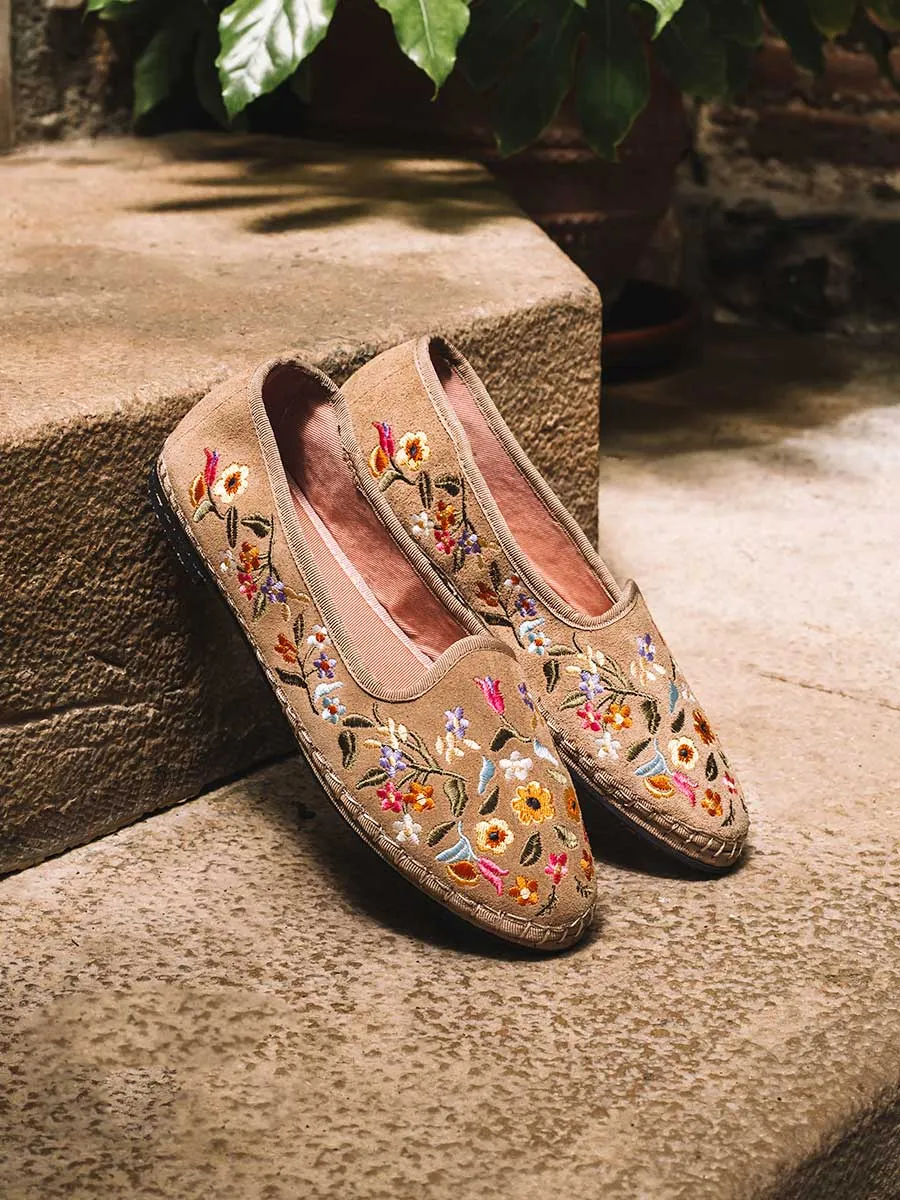 Bailarina de mujer en serraje con flores bordadas | PERALADA